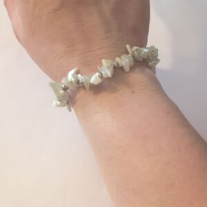 847 Light Green and Silver Beaded Mother of Pearl Stretch Bracelet‎